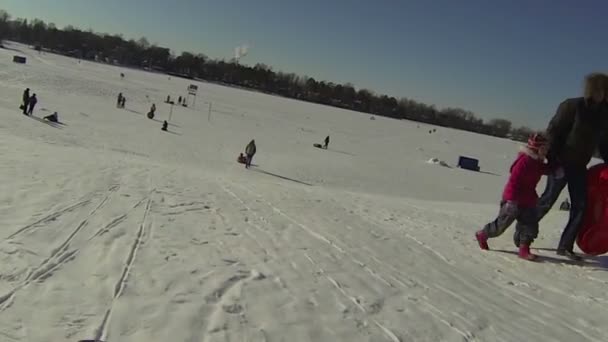 Les enfants glissent sur la colline glacée — Video