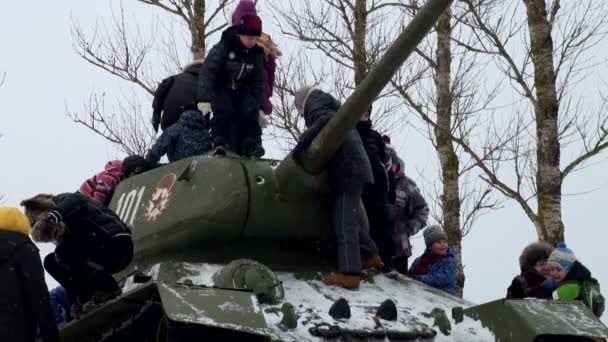 Kinder spielen auf dem Panzer — Stockvideo