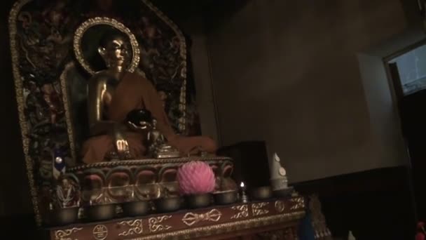 Buddhistiska tempel interiör — Stockvideo