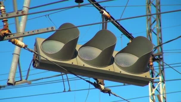 Tráfico defectuoso Luz colgando de un cable — Vídeos de Stock