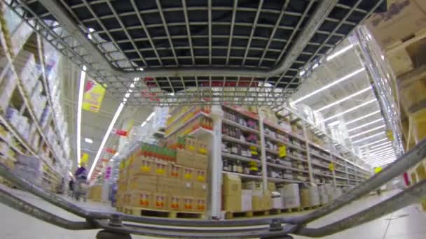 Покупки в супермаркете — стоковое видео