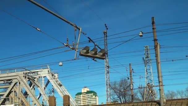 Faulty traffic Light hanging on a wire — Stock Video