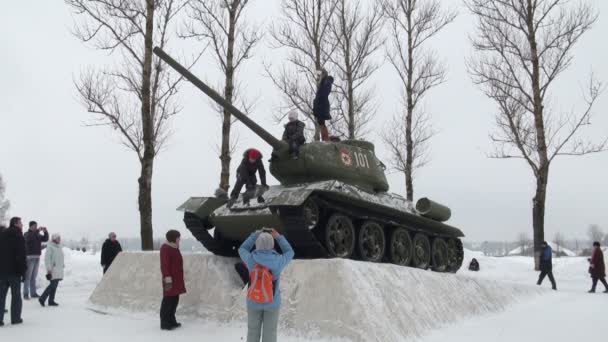 Çocuklar tank üzerinde oynamak — Stok video