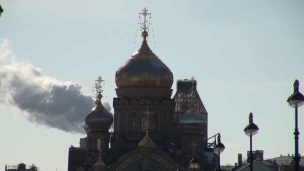 A fumaça e a cúpula do templo — Vídeo de Stock