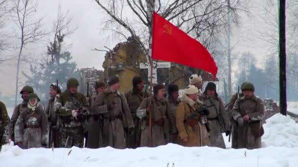 Ataque con la bandera roja — Vídeo de stock