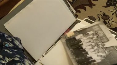 büyükleri elinde eski resimleri