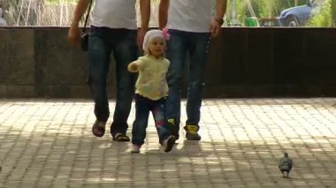 küçük kız parkta yürüyüş
