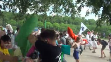 yastıklar mücadele kişilik bir kalabalık