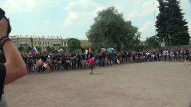 yastıklar mücadele kişilik bir kalabalık