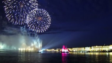 koyu kırmızı yelken yelkenli gemi. st. Petersburg kırmızı yelken