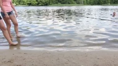 iki genç kızların bacakları su üzerinde gitmek