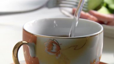 çay bir fincan içine dökülür