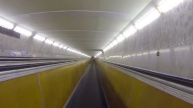 kişilerin ulaşım için metro yatay konveyör