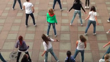 bir grup kız meydanda dans