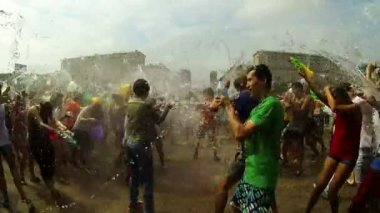 suda boğulmuş bir insan kalabalığı