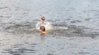 iki erkek nehirde Yüzme