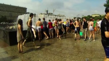 suda boğulmuş bir insan kalabalığı