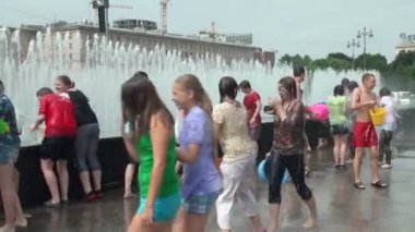 suda boğulmuş bir insan kalabalığı