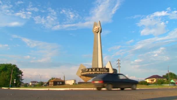 Astrakhan. posten tecken på motorvägen — Stockvideo
