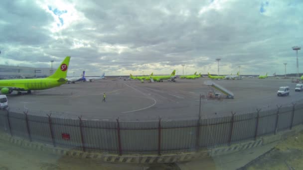 Avions d'aéroport.Voitures de train avec bagages sur la piste — Video