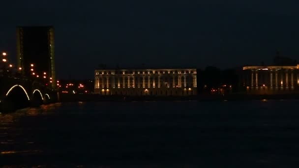 Trinity Bridge por la noche, San Petersburgo, Rusia — Vídeo de stock