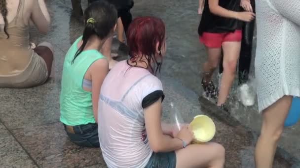 De vriend van het meisje in natte t-shirts — Stockvideo