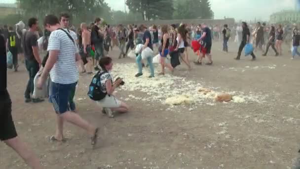 A crowd of people fighting pillows — Stock Video