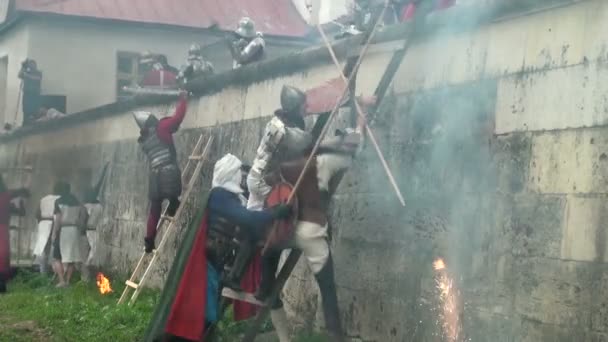 Битва за крепость средневековых воинов — стоковое видео