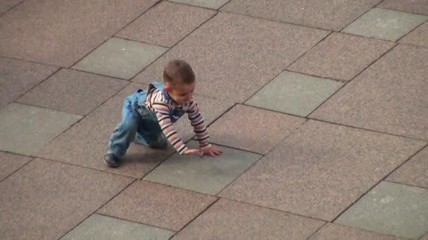 Bebé arrastrándose a cuatro patas en el pavimento de granito — Vídeos de Stock