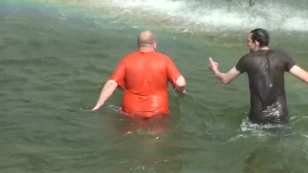 Młodzi mężczyźni kąpieli w fontannie — Wideo stockowe
