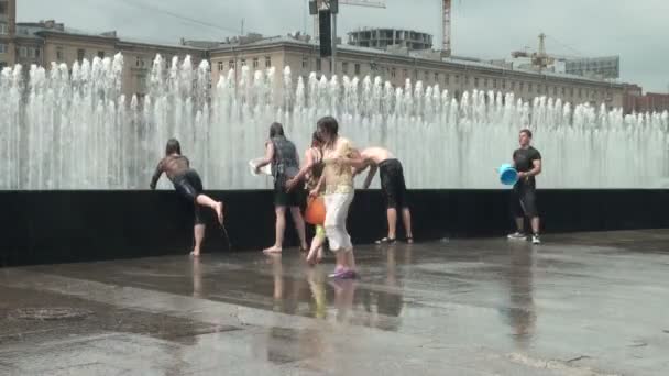 A crowd of people drenched in water — Stock Video