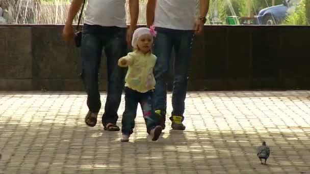 Niña divertida caminando en el parque — Vídeos de Stock