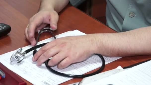 Stethoscope at the hands of the doctor — Stock Video