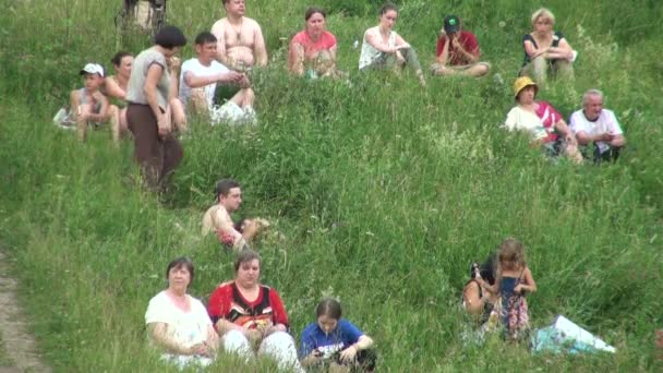 Mensen hebben een rust op het gras — Stockvideo