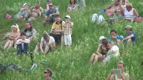 Mensen hebben een rust op het gras — Stockvideo