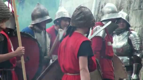 Средневековые воины в доспехах и кольчугах — стоковое видео