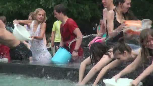 Una multitud de personas empapadas en agua — Vídeo de stock