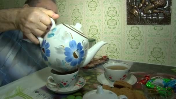 El té se vierte en una taza — Vídeo de stock