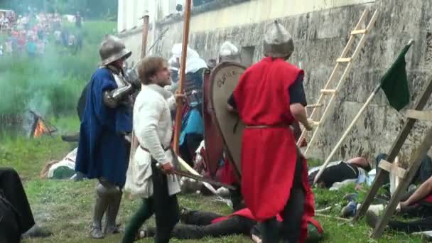 The battle for the fortress of medieval warriors — Stock Video