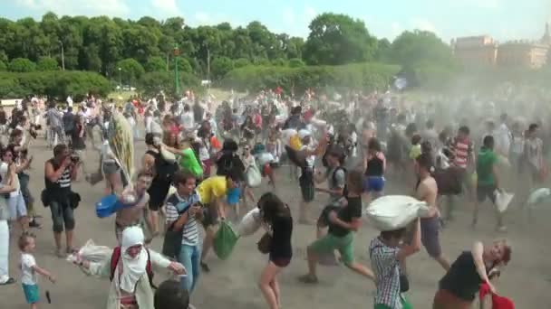 Eine Menschenmenge kämpft gegen Kopfkissen — Stockvideo