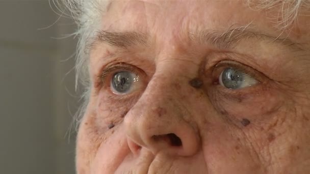 Olhos de uma mulher idosa — Vídeo de Stock