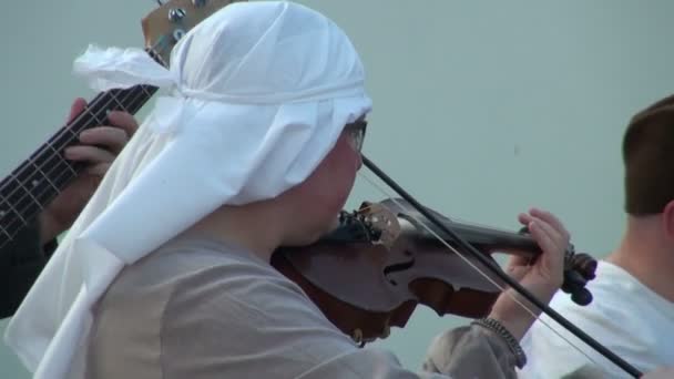 En kvinna spelar fiol — Stockvideo