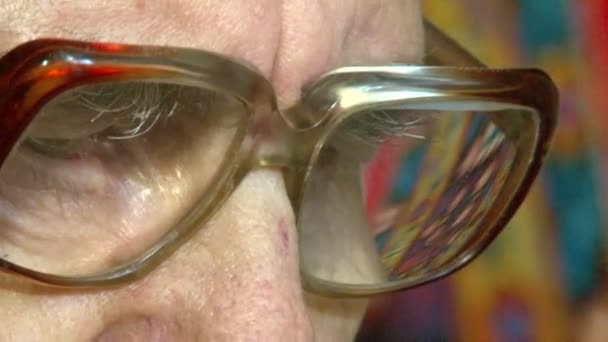 Ojos de un anciano con gafas — Vídeo de stock