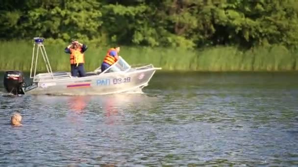 Båten med de räddningsarbetare som flyter på en flod — Stockvideo