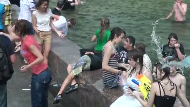 Una multitud de personas empapadas en agua — Vídeo de stock