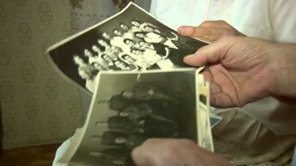 Fotos antigas nas mãos dos anciãos — Vídeo de Stock