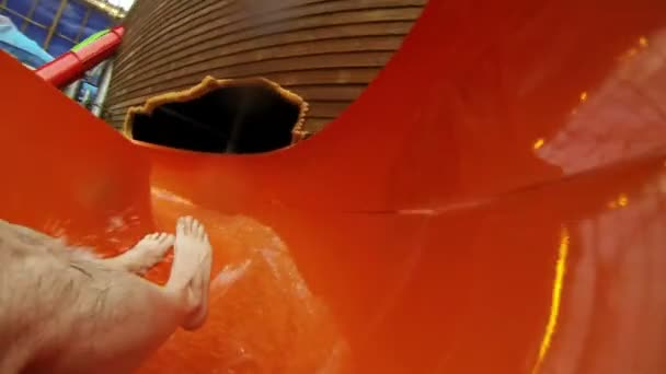 Le toboggan dans le parc aquatique — Video