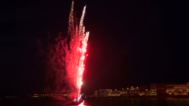 Feux d'artifice sur la Neva à Saint-Pétersbourg 
