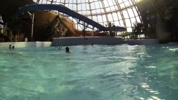 Kinder reiten auf einer Welle im Wasserpark — Stockvideo