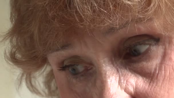Глаза пожилой женщины — стоковое видео